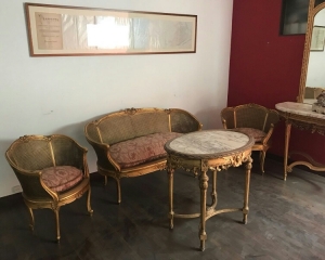 Subasta online de Muebles clásicos compuesto de mesa, sillas y recibidor