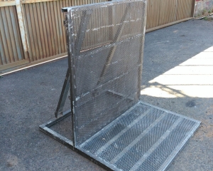 Subasta online de Material para eventos: 50 m2 de vallas antipánico de hierro, de un metro cada una. Contenido en 6 pallets.